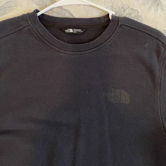 Men’s North Face Crew Neck - Picture 2 of 4
